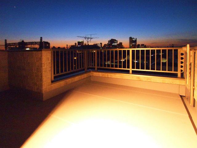 Balcony. Local (November 23, 2013) shooting rooftop roof balcony: metal waterproofing technology