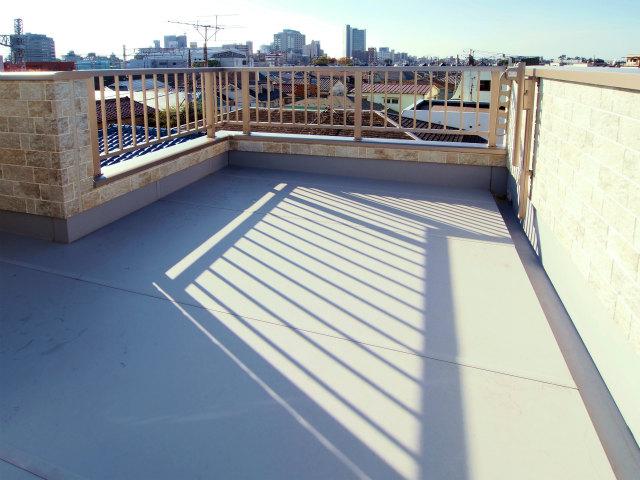Balcony. Local (November 23, 2013) shooting rooftop roof balcony: metal waterproofing technology