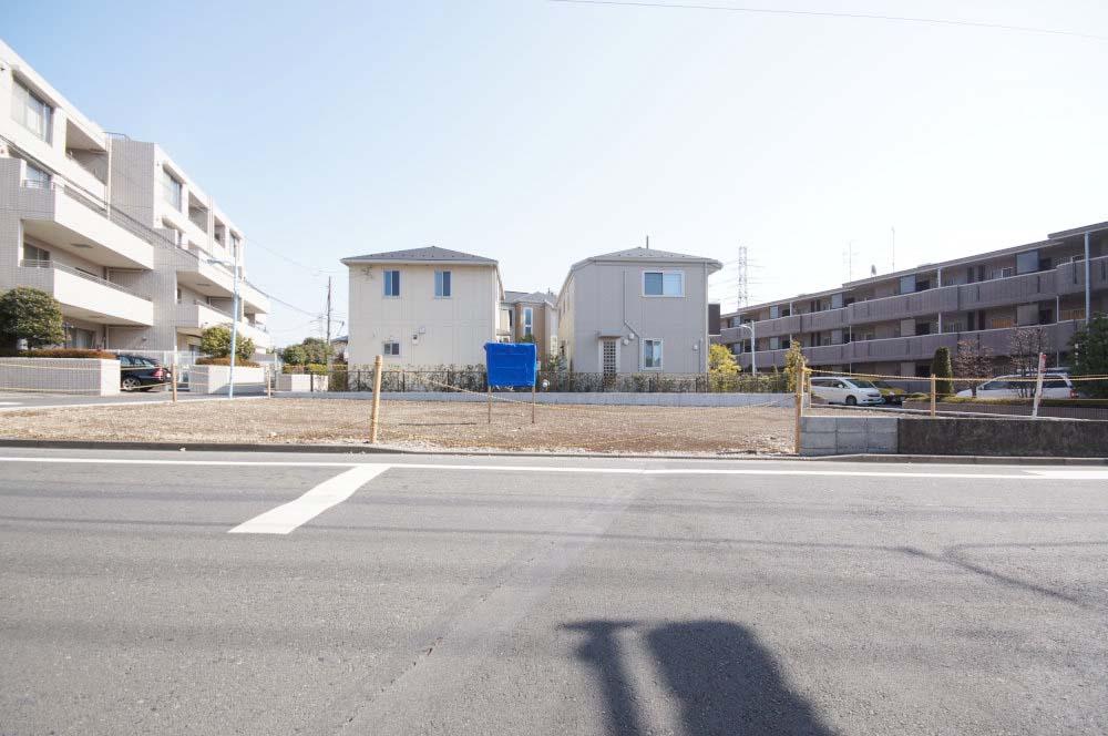 Local photos, including front road. Since it has become a little higher than the road surface, You can taste to fully open feeling of the corner lot. 