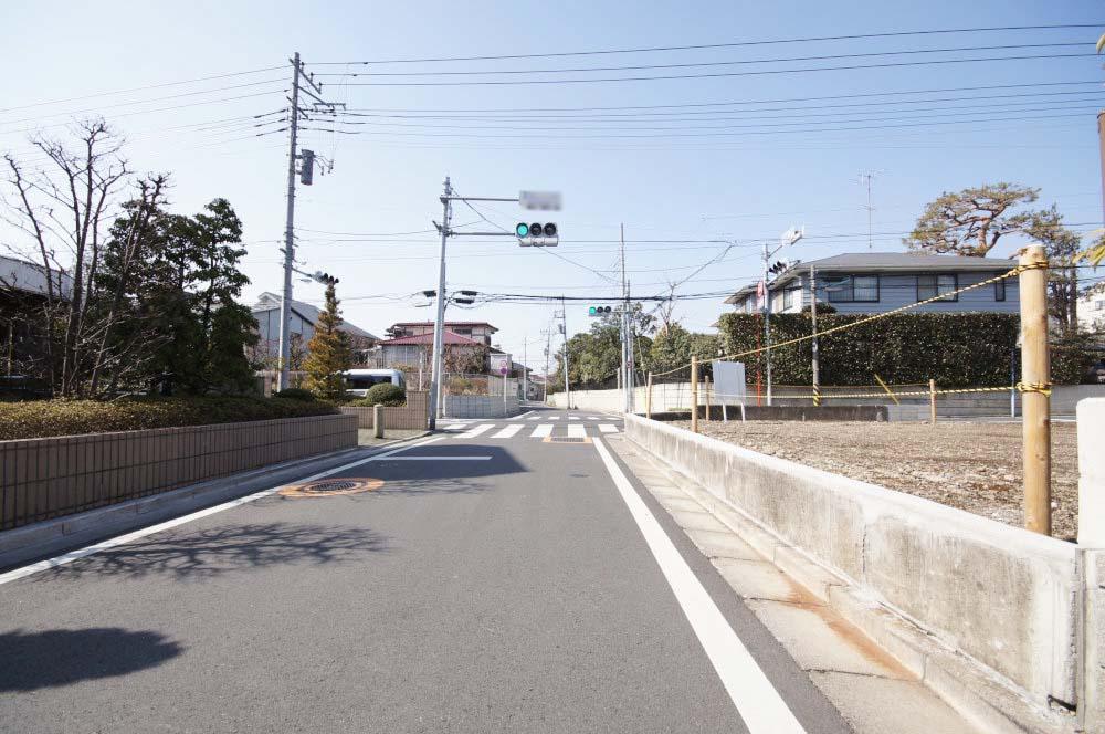 Local photos, including front road. Since the west side road is the width of 6.5m, The car of traffic Mora r pleasure and pain