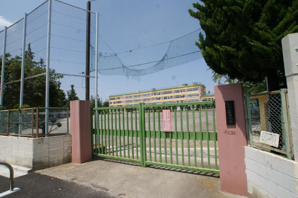 Junior high school. 996m to Suginami Ward Koyo junior high school