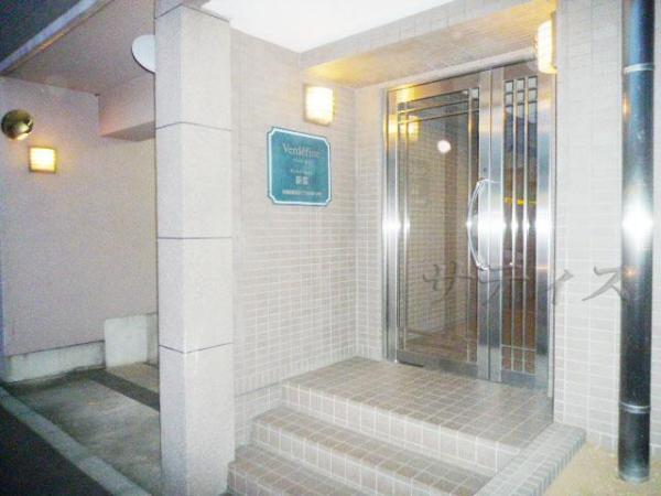Local appearance photo. Pasting appearance tile. auto lock. Elevator. Home delivery locker. Parking available free.