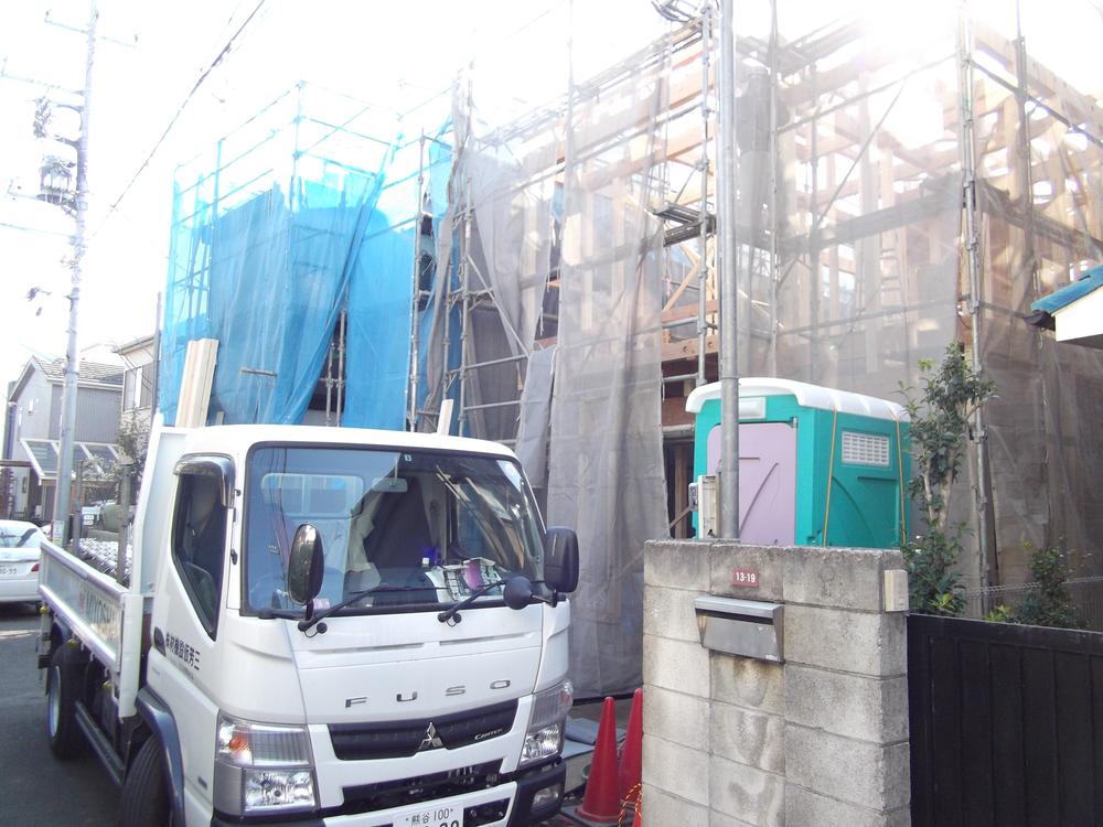 Local appearance photo. Local (12 May 2013) Shooting Structure precisely because under construction ・ Do not take a look at the building frame. Masu skeleton tour reception.