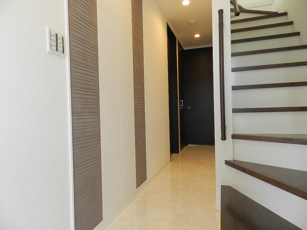 Same specifications photos (Other introspection). Entrance construction cases. Marble floor. Accent wall Ecocarat.