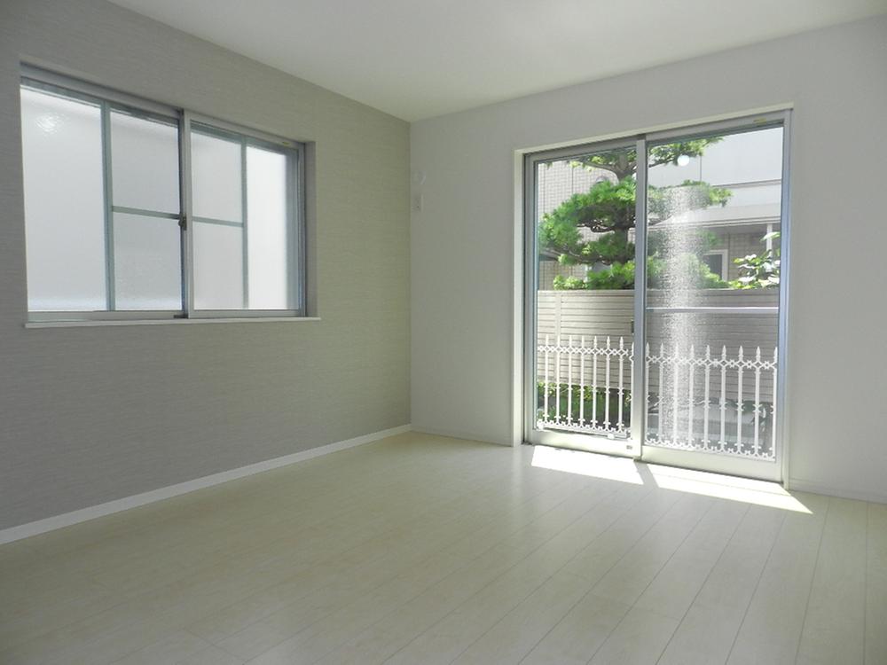 Same specifications photos (Other introspection). The main bedroom construction cases. In bright bedroom with two-sided lighting.