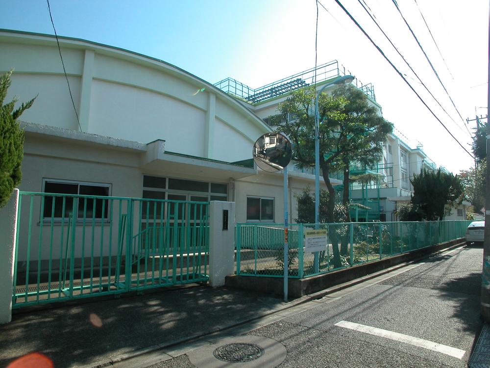 Primary school. 320m to Suginami third elementary school
