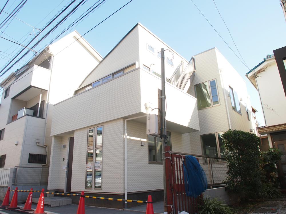 Local photos, including front road. Local (12 May 2013) Shooting