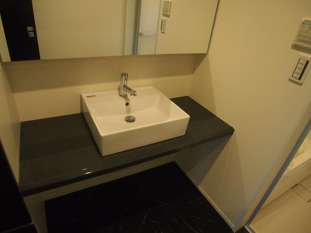 Wash basin, toilet. Indoor (12 May 2013) Shooting