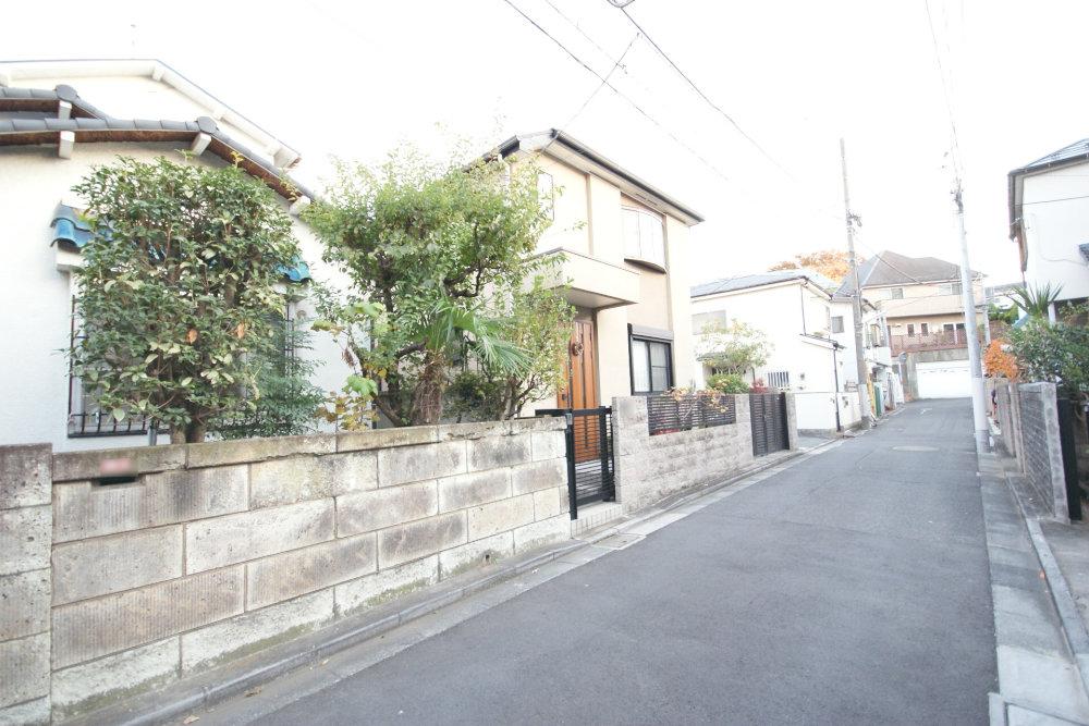 Local photos, including front road. We are not in building a conditional land there a building possible of land in your favorite House manufacturer. Also, A big house is there a possible architecture because there land area of about 42 square meters.