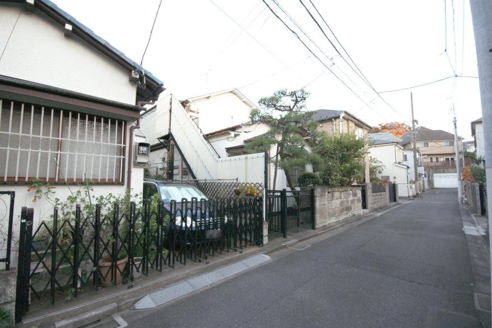 Local photos, including front road. It becomes a refreshing road. Also there a good location day in spite of the close from the station.