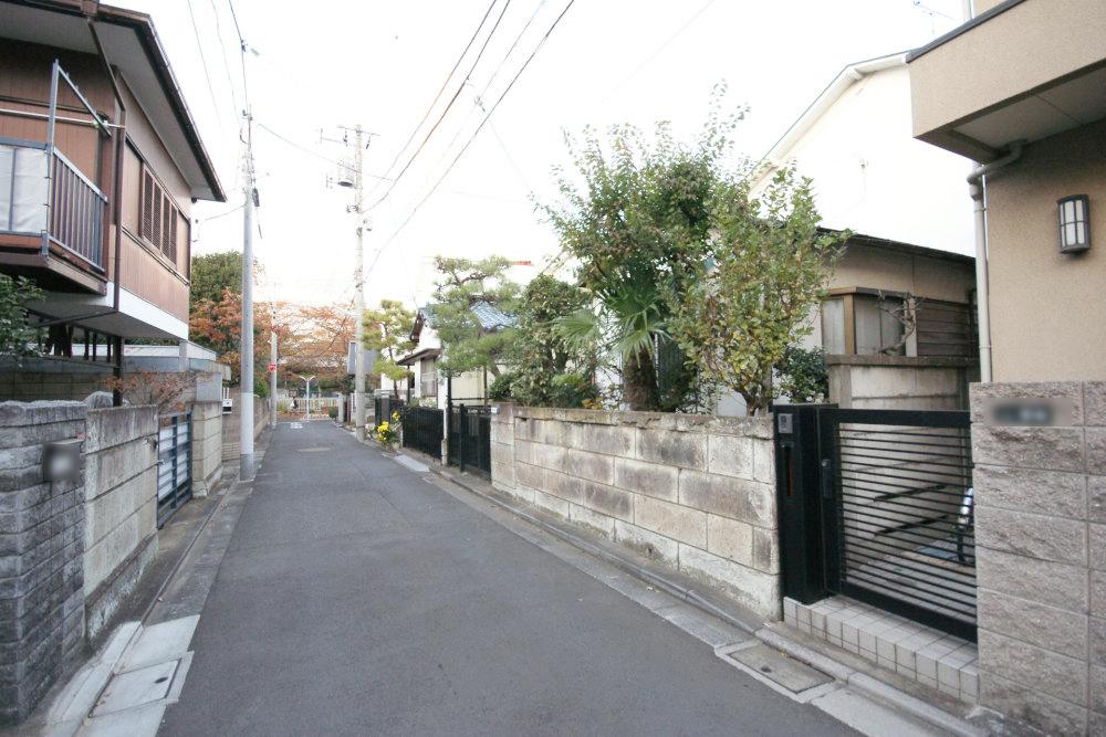 Local photos, including front road. Shopping facilities are also there a happy location is also close to wife.