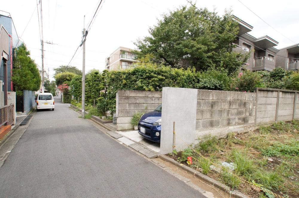 Local photos, including front road. Building coverage 60%, Volume ratio is 200%. 