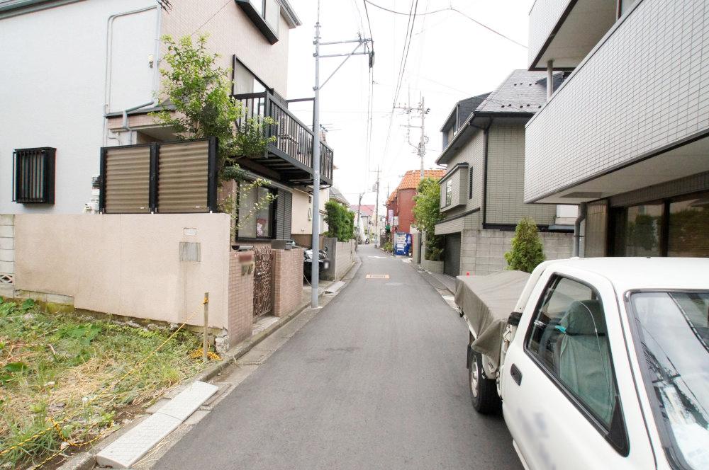 Local photos, including front road. It faces the 4m public roads. 
