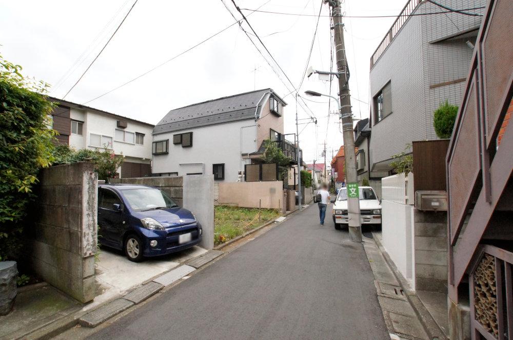 Local photos, including front road. Even though the station near, This quiet environment please visit. 