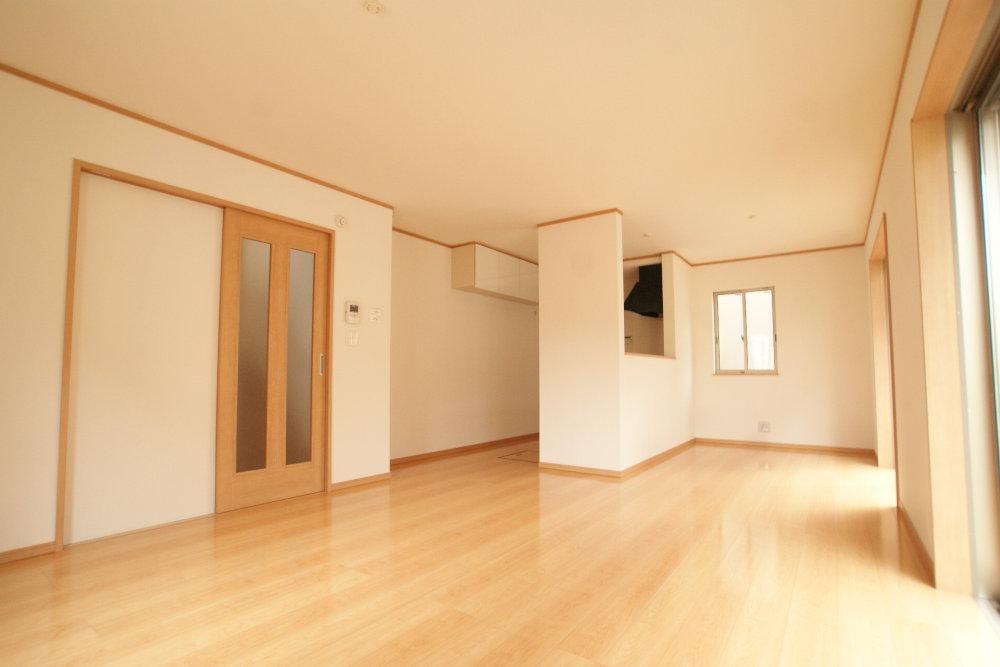 Same specifications photos (living). Bright living room the morning sun enters. It has become a counter kitchen. (Example of construction)