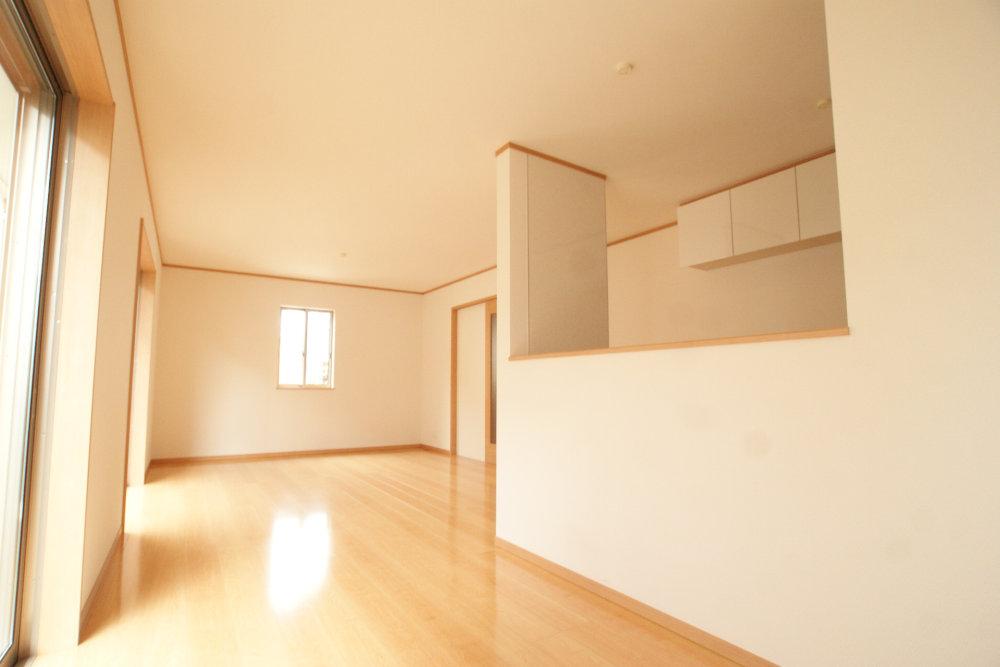 Same specifications photos (living). Since it is a white keynote will grow brightness is more (construction cases)