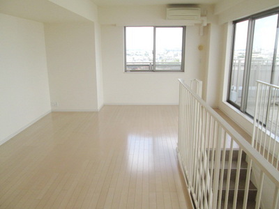 Living and room. Spacious living room