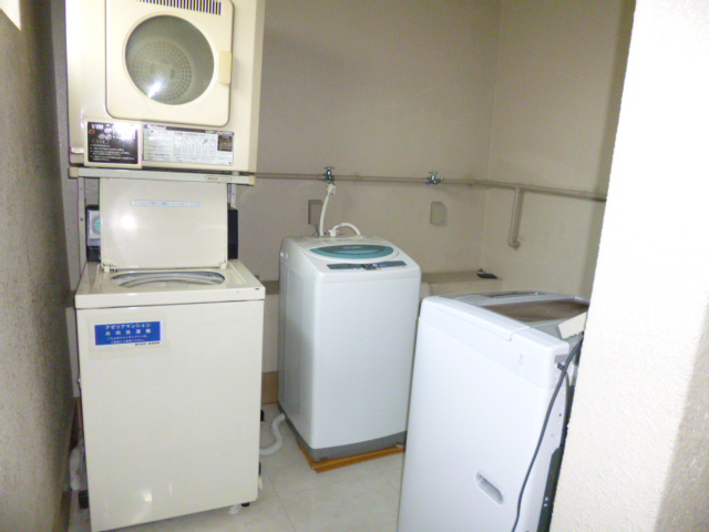 Washroom. Laundry Area