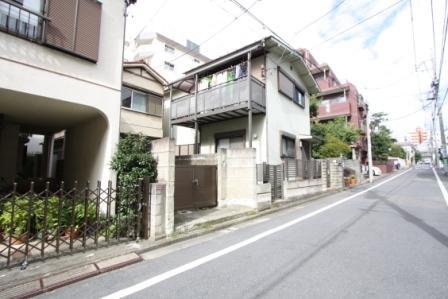 Local photos, including front road. It is well-equipped residential area of ​​the compartment