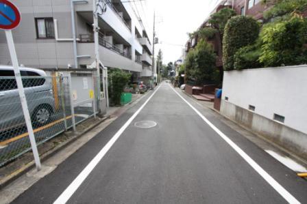 Streets around. It is the road of 20m clear a width up to local front road