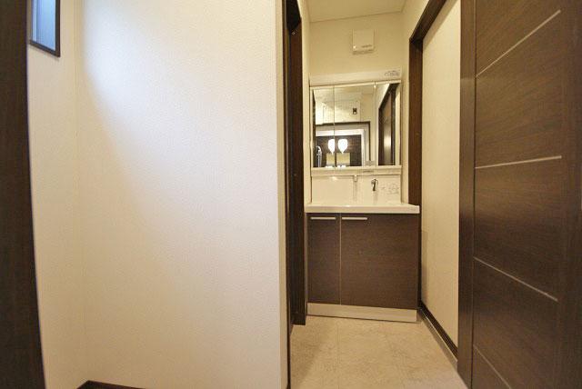 Wash basin, toilet. Indoor (12 May 2013) Shooting