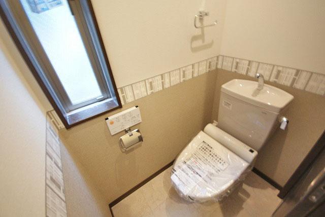 Toilet. Indoor (12 May 2013) Shooting