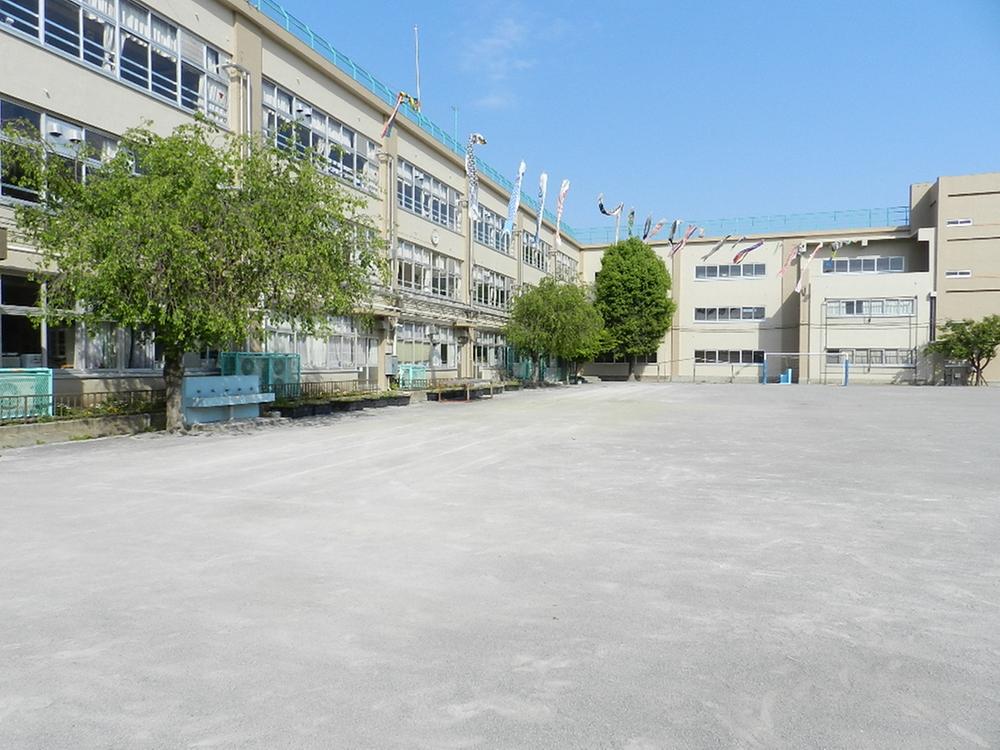 Primary school. Takaido 300m until the fourth Small