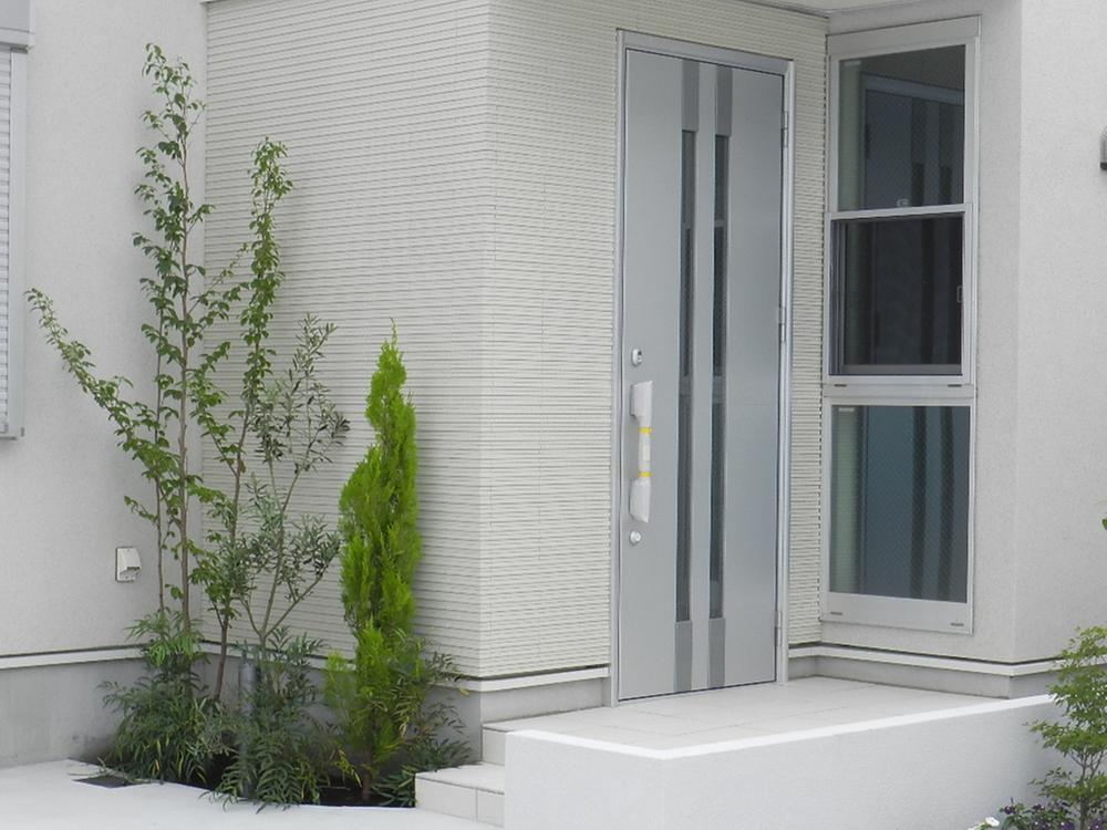 Same specifications photos (appearance). Entrance around the bonded tile enhances the texture of the building.