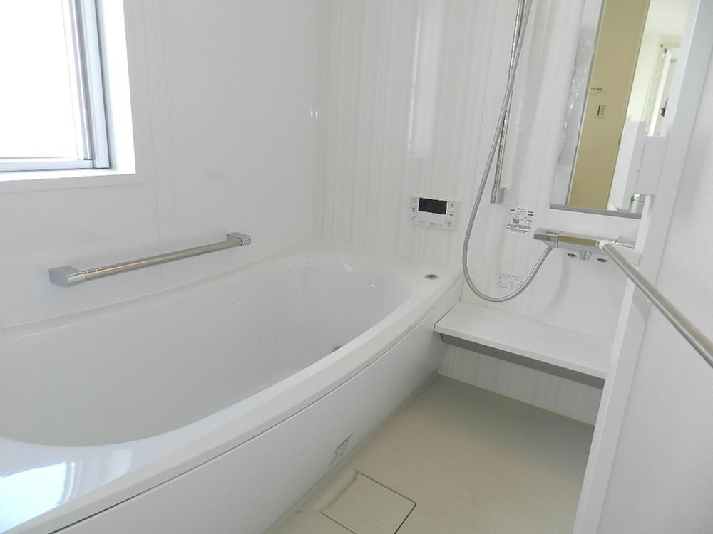 Bathroom. System bathroom of 1 pyeong type lighting is nice from the window. It is with heating dryer. 