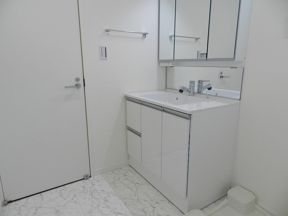 Wash basin, toilet. Shower type, Three-sided mirror + is with the under-mirror. 