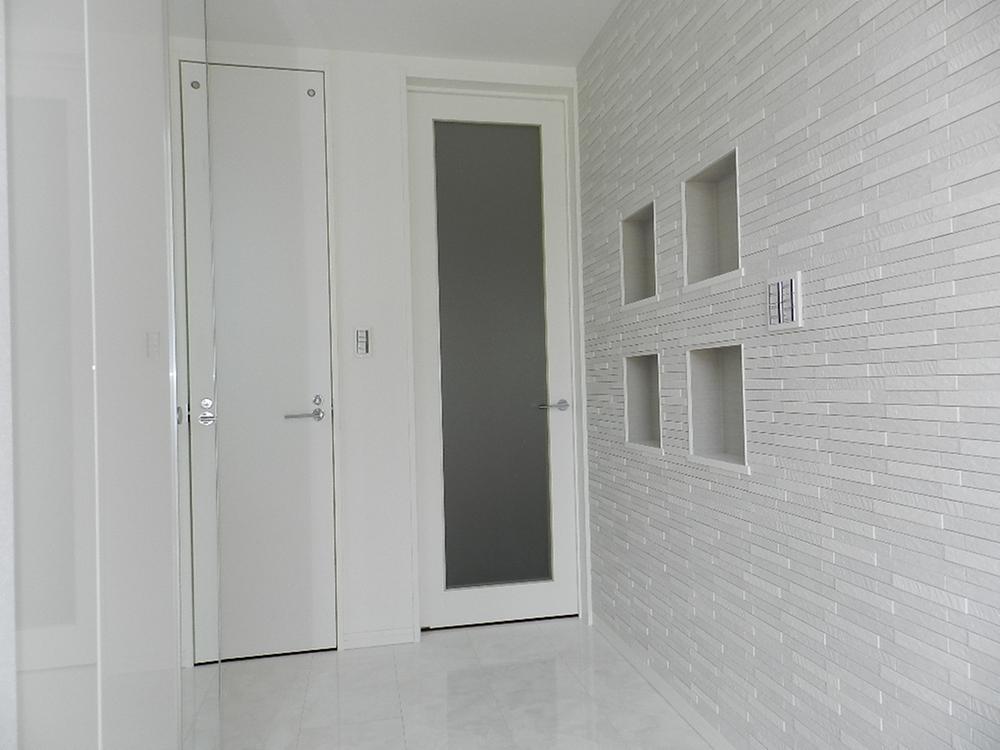 Entrance. Wall Ecocarat in marble floor