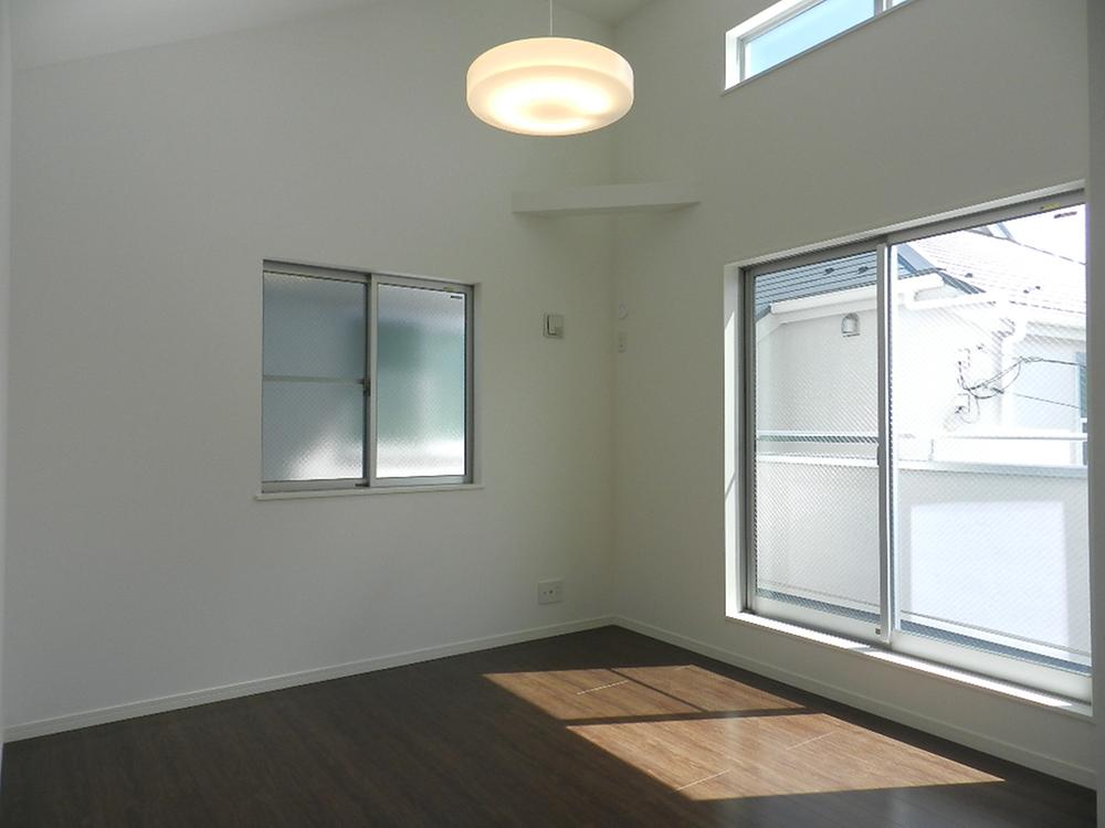Non-living room. The main bedroom of a certain sense of open ceiling