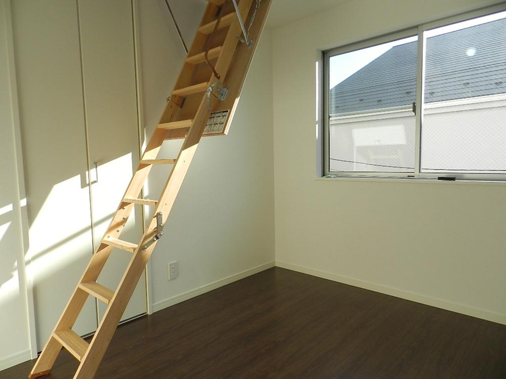 Non-living room. Western-style rooms with attic storage