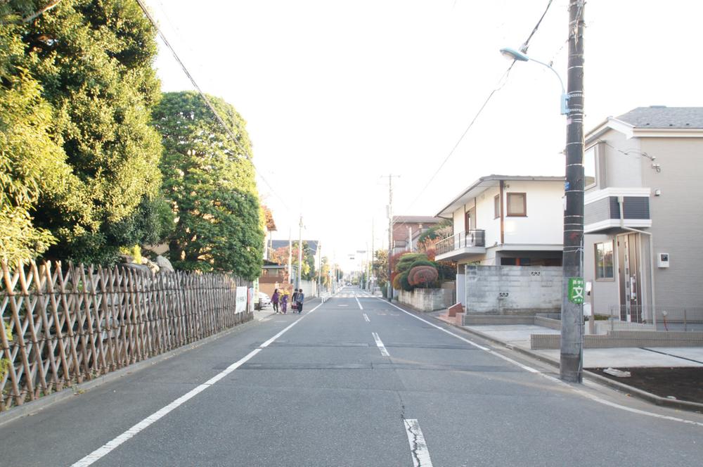 Local photos, including front road. Front road are spacious. Green is rich in a quiet residential area.