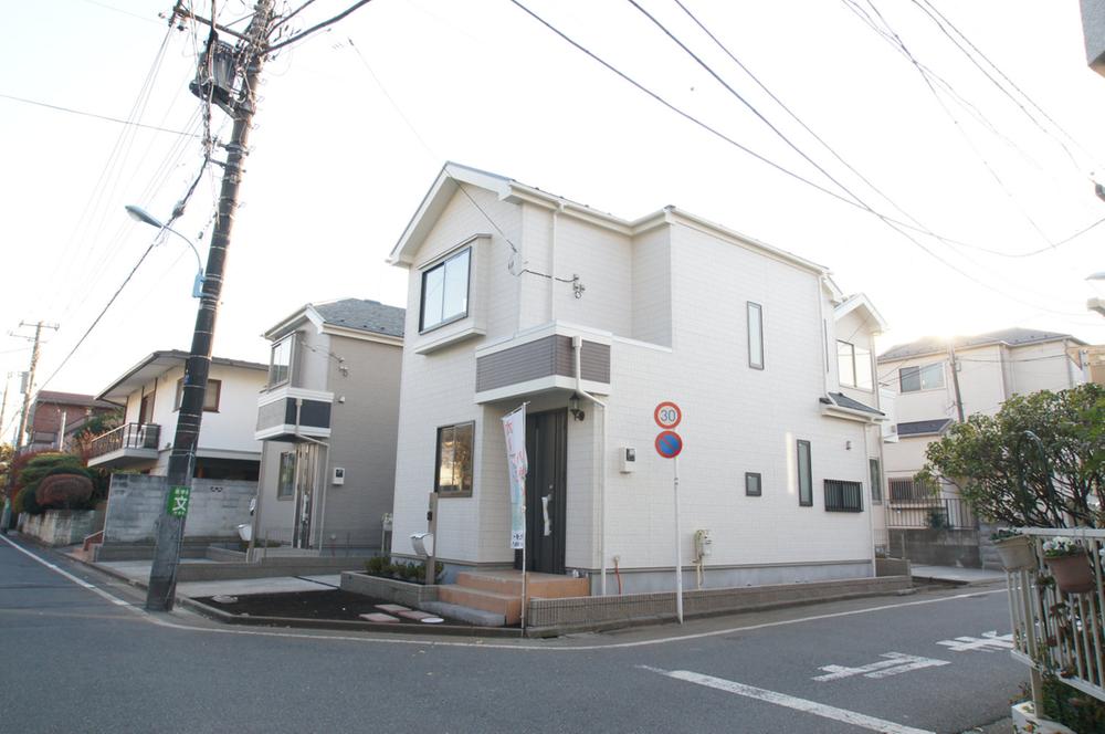 Local appearance photo. Newly built single-family Suginami Zenpukuji 4-chome. It will be all three buildings remaining two buildings. So it was completed, You can preview any time. Seibu Shinjuku Line is "Kami Shakujii" station walk 11 minutes of good location. Zenpukuji park within walking distance. Please have a look once.