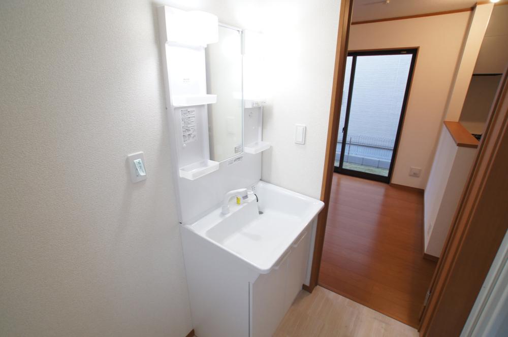 Wash basin, toilet. Shampoo is Dresser washbasin.