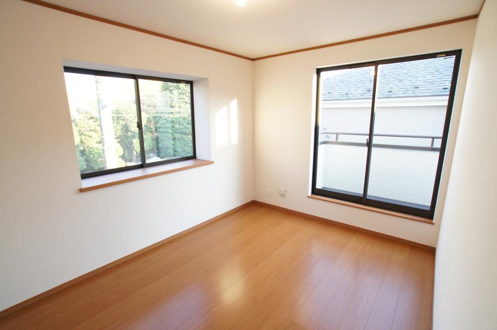 Other introspection. Bright room. Each room two-sided lighting, It is with storage.