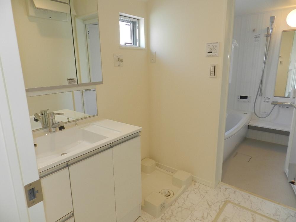 Wash basin, toilet. Wash basin, Shower