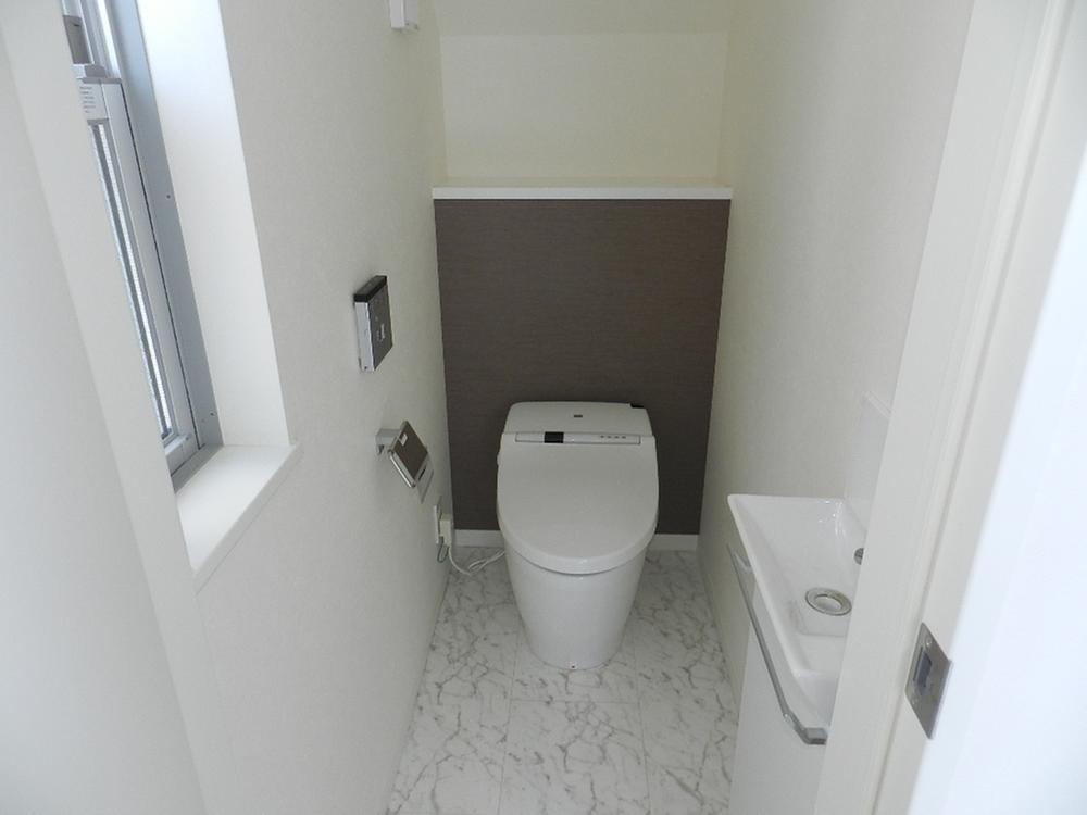 Toilet. Toilet shower, Yes Hand wash cabinet