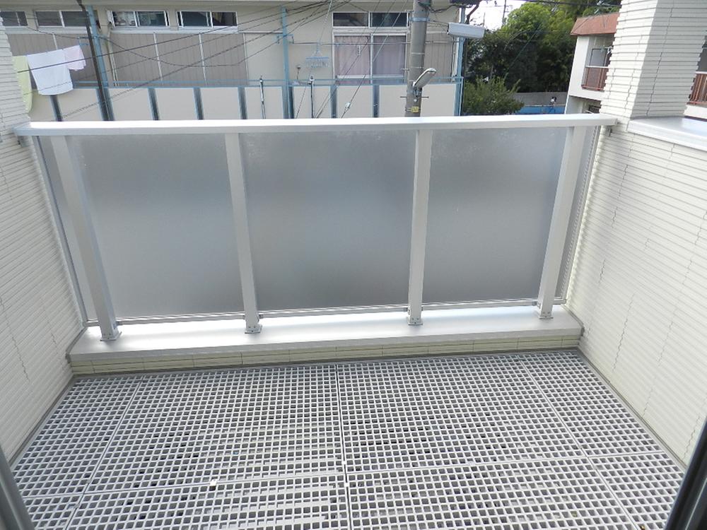 Balcony. Spacious grating type