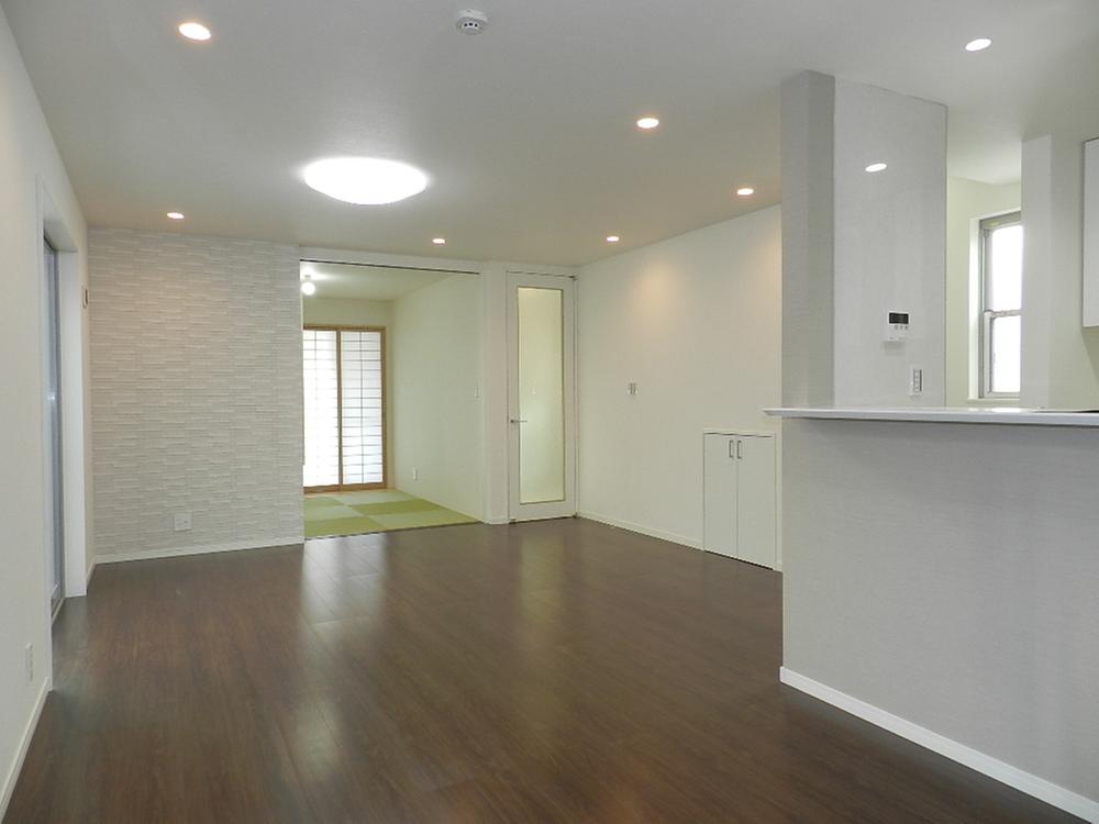 Living. Floor heating equipment, Facing south in sunny