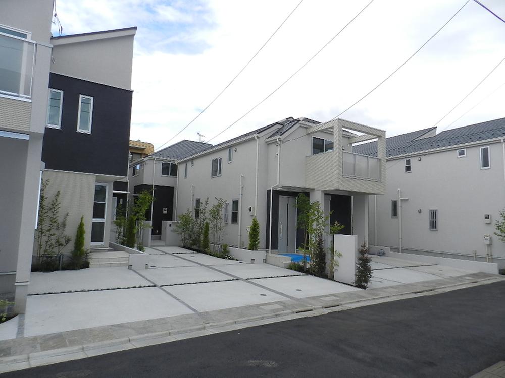 Local photos, including front road. Day is good.