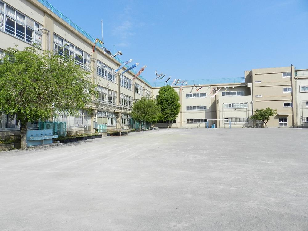 Primary school. Takaido 300m until the fourth Small