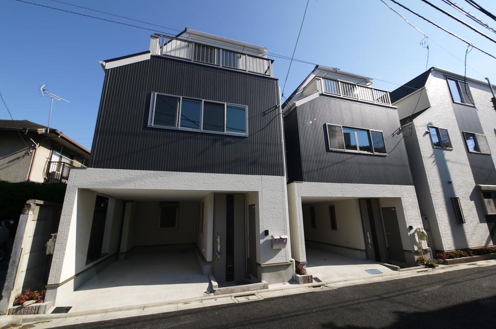 Local appearance photo. Selling local will be on the right side of the photo. And the east side is free parking, Ventilation will be very good. It also is firmly secured course brightness. 