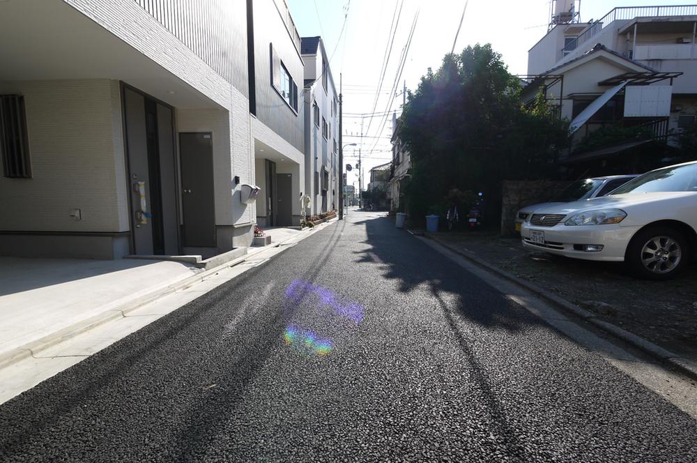 Local photos, including front road. Since the opposite will be the monthly parking, I think whether it is easy to be a garage. 