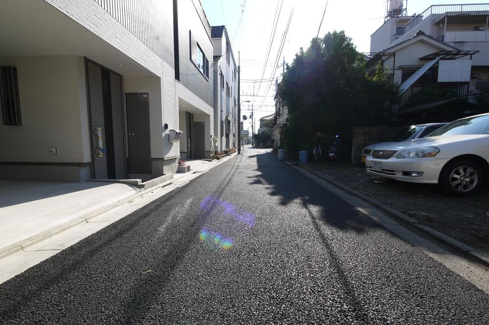 Local photos, including front road. Selling local front road, Across the street is there is a sense of liberation in the parking lot of the monthly. Slowly can garage because it is a small street also car street. 