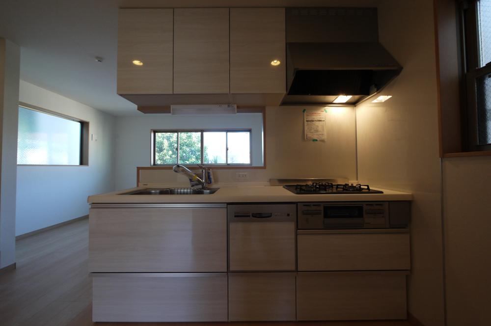 Living. Since the arrangement space of the room to the back side of the kitchen it is reserved, You can easily also placed a large refrigerator. 