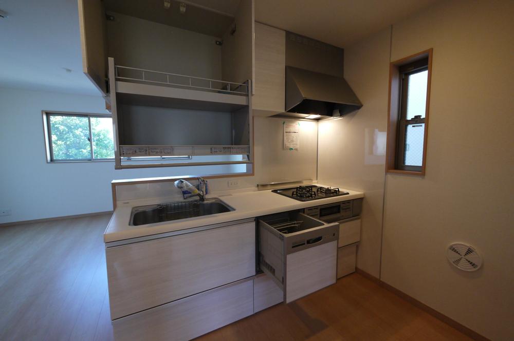 Kitchen. You can greatly reduce the fire load of the wife dishwasher and lifting wall has been equipped in the kitchen. 