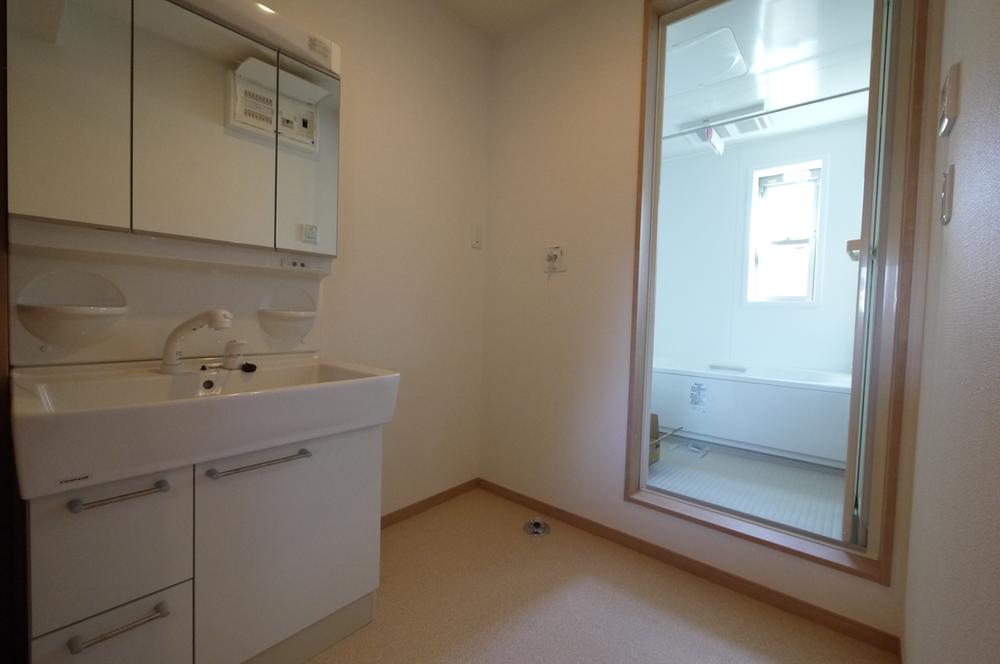 Wash basin, toilet. Becomes the washroom of 1 pyeong type washing machine storage also can be firmly secured. 