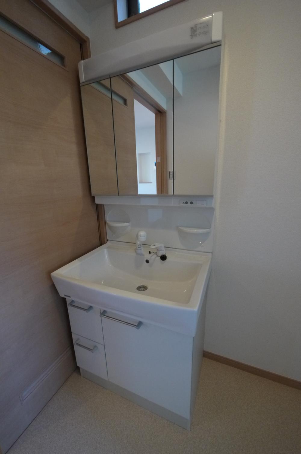 Wash basin, toilet. Wash basin